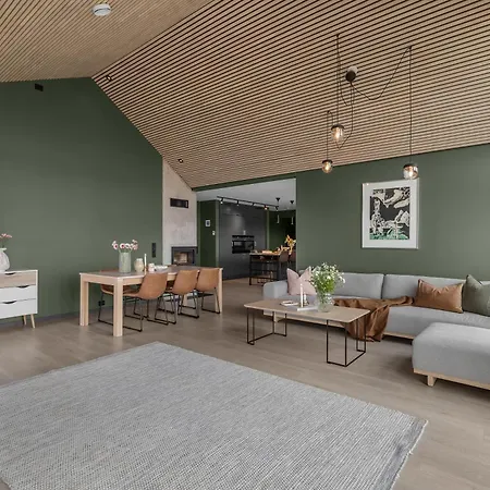 Romslig Hjem Med Nydelige Omgivelser